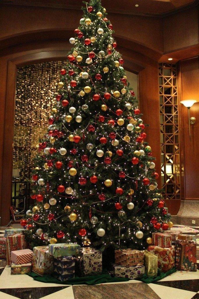 red-christmas-tree-decorations-8ajsj322e.jpg