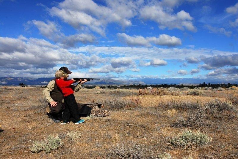 morgan_jacobsen_9-2016_young_hunter_learns_how_to_shoot_shotgun_at_waterfowl_clinic_in_southeastern_Utah.jpg