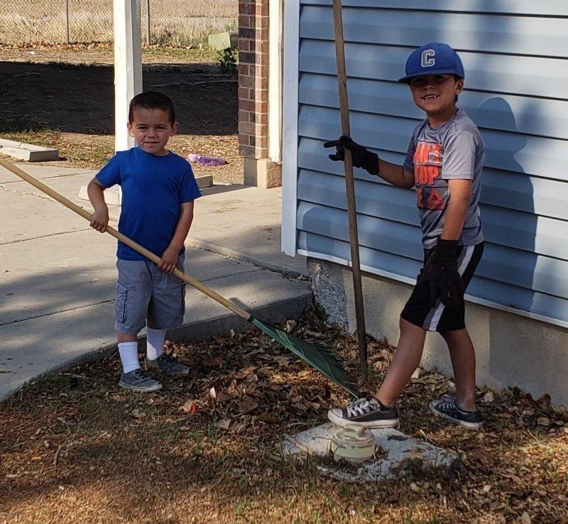 Kids-help-to-clean-up-around-public-housing-in-Carbon-County..jpg