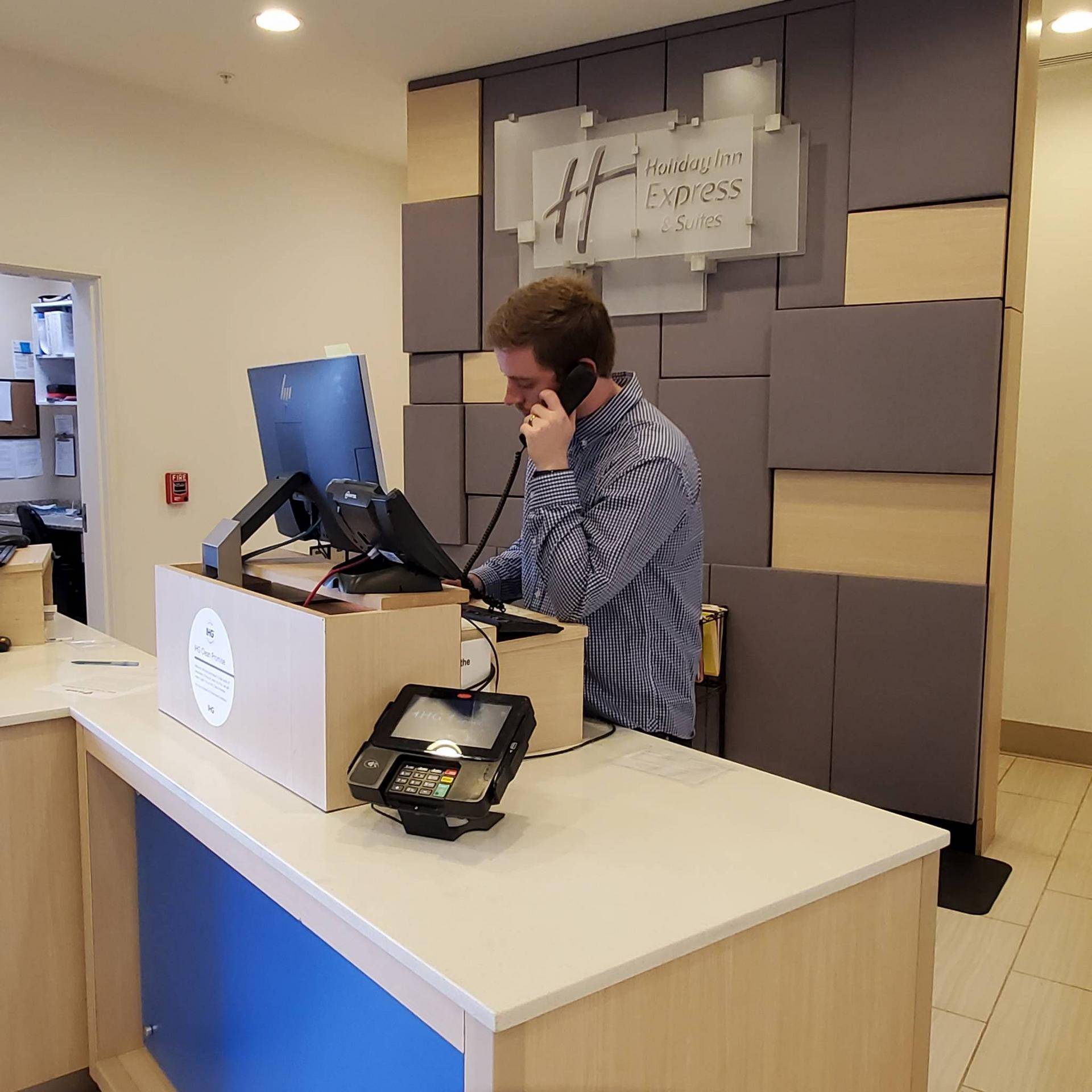 Holiday-Inn-Front-Desk.jpg