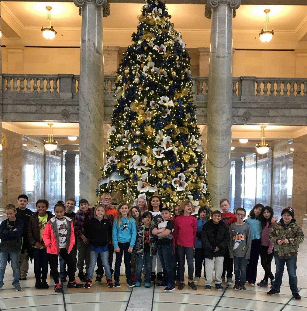 Sally-Mauro-students-at-the-Utah-State-Capitol..jpg