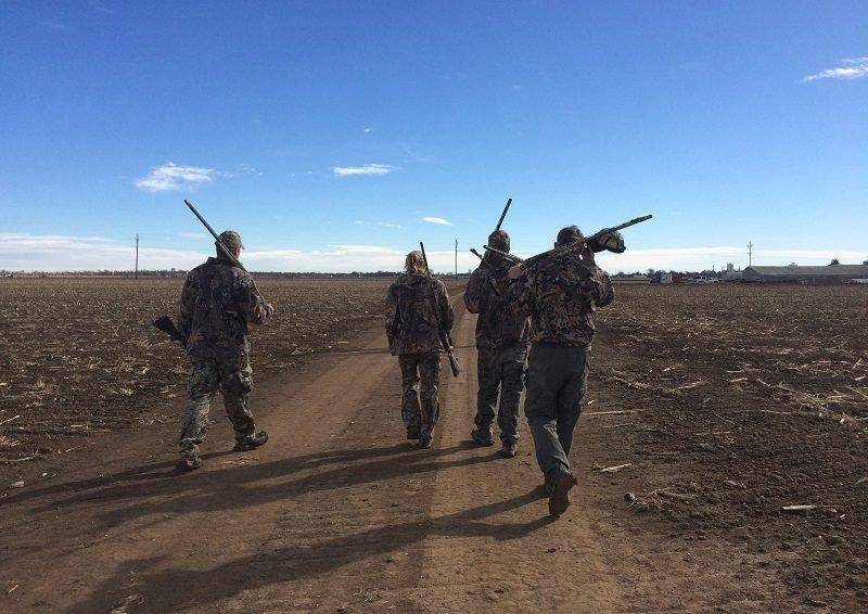 derek_murdock_9-13-2016_waterfowl_hunters_in_a_field_in_Utah.jpg