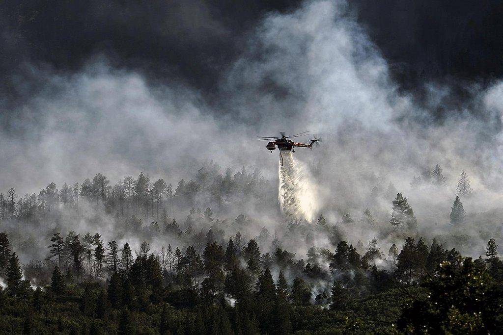 helicopter-dropping-water-595422_1920.jpg