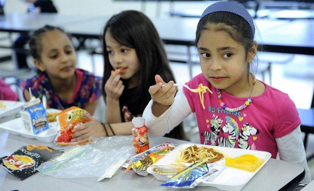 students-eating-lunch.jpg